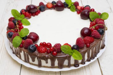 Taze çilek, ahududu ve kiraz tablo ile lezzetli tart