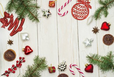 Noel kompozisyon. Hediye, Noel dekorasyonu, selvi dalları, çam kozalakları. Düz yatıyordu, en iyi görünüm, kopya alanı