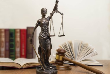 Adalet, yargıçlar çekiç ahşap bir masa kitap arkasında heykeli