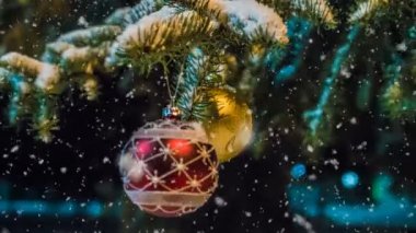 Kavramsal Noel animasyon, Noel süsleri, akşam kış manzara, köknar dalı karda video döngü ile karlı kış ormandaki yumuşak kar yağışı