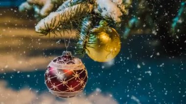 Kavramsal Noel animasyon, Noel süsleri, akşam kış manzara, köknar dalı karda video döngü ile karlı kış ormandaki yumuşak kar yağışı