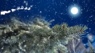 Gece gökyüzünde dolunay, yeni yıl kavramsal animasyon, arka planı sinekli Santa düşen kar ile güzel gece kış manzara