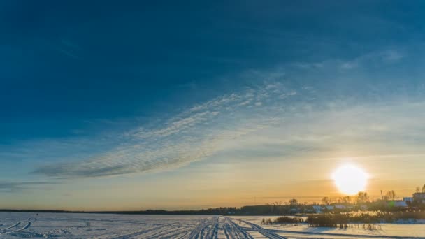 Hermoso invierno lapsos de tiempo con hermosas nevadas, vueltas de tiempo llamado agua congelada en el invierno, el movimiento de las nubes de cirros en el tiempo antes del amanecer . — Vídeos de Stock