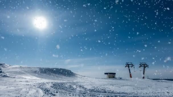 Neve macia cai no topo da base de esqui, uma bela paisagem de inverno, vídeo loop — Vídeo de Stock