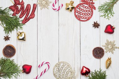 Noel kompozisyon. Hediye, Noel dekorasyonu, selvi dalları, çam kozalakları. Düz yatıyordu, en iyi görünüm, kopya alanı