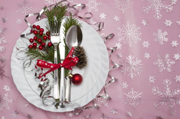 Weihnachtstisch gedeckt mit Tannenzweigen, Schleife und Schleife. Hintergrund Weihnachtsurlaub. — Stockfoto
