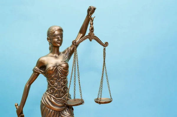 Statue of justice isolatedstatue of justice on a blue background — Stock Photo, Image