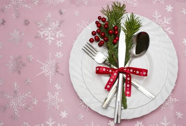 Weihnachtstisch gedeckt mit Tannenzweigen, Schleife und Schleife. — Stockfoto
