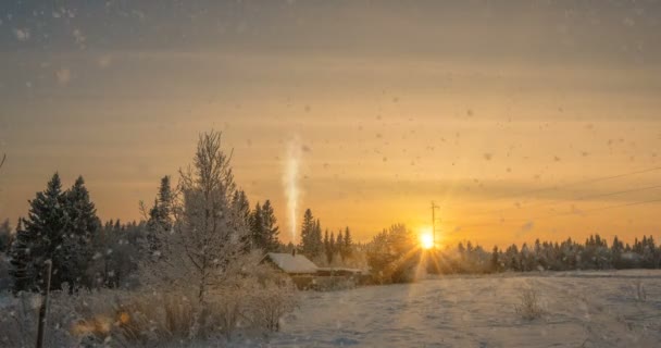 Een kleine blokhut in de buurt van het bos, een mooie sneeuwval in de zonsondergang, een mooie winterlandschap. Video lus, cinemagrapf — Stockvideo