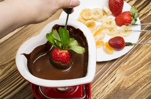 Chocolade fondue met aardbeien en fruit geserveerd in een restaurant. Valentijnsdag — Stockfoto