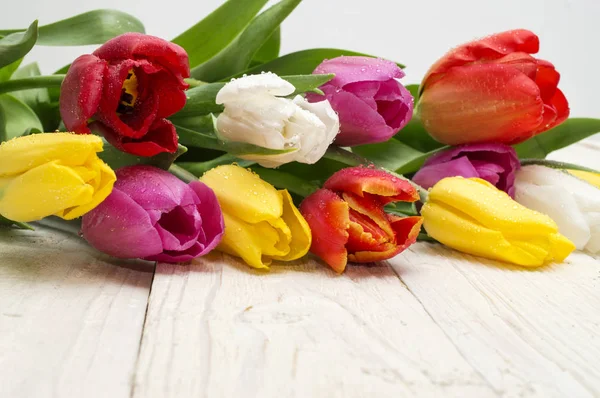 Ramo de tulipanes sobre tabla rústica de madera, día de la mujer, día de San Valentín — Foto de Stock