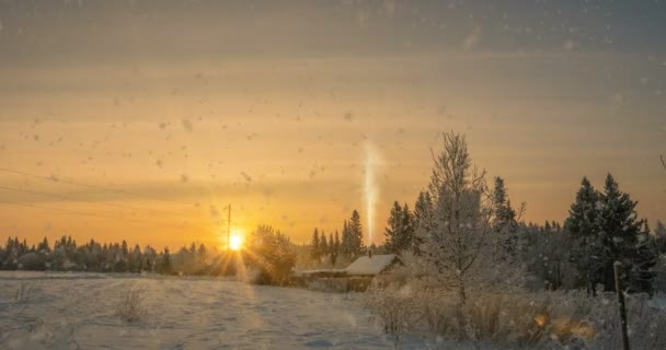 Mały drewniany domek w pobliżu lasu, piękny śniegu w zachód słońca, piękny zimowy krajobraz. wideo pętli, cinemagrapf — Wideo stockowe