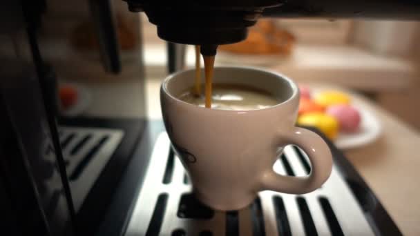 Fazendo café fresco saindo de uma máquina de café expresso. câmera lenta, loop de vídeo — Vídeo de Stock