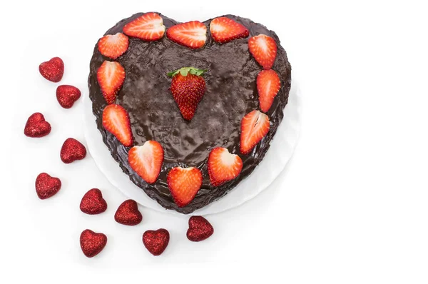 Gâteau au chocolat aux fraises sur fond blanc . — Photo