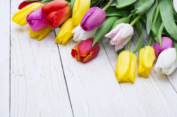Ramo de tulipanes sobre tabla rústica de madera, día de la mujer, día de San Valentín — Foto de Stock