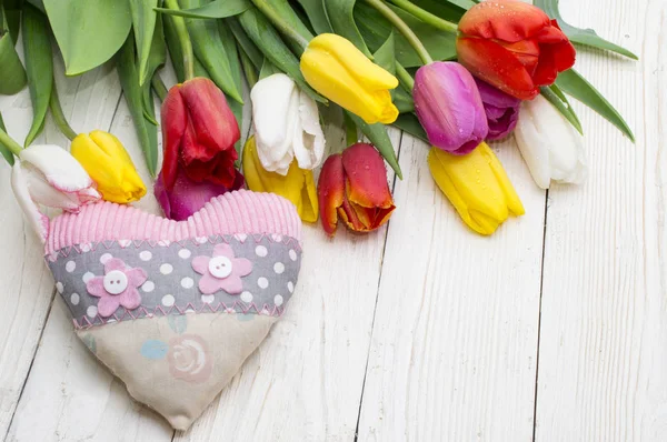 Bukett tulipaner med gave på landlig trebrett, kvinnedag, valentinsdag , – stockfoto