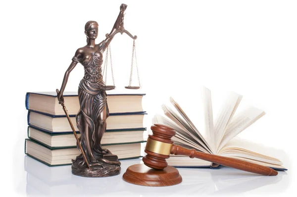 Standbeeld van Justitie, rechters hamer achter boeken op een witte achtergrond — Stockfoto