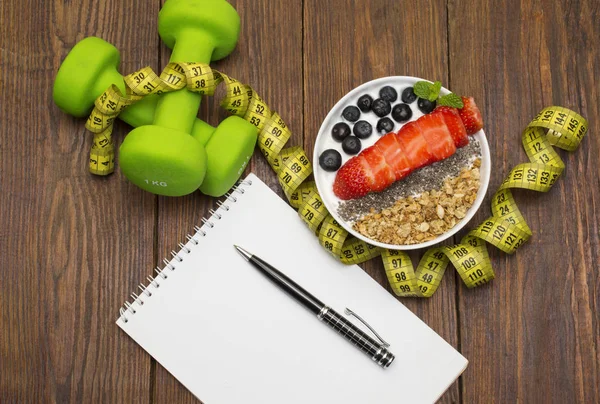 Dumbells, tape measure and healthy food. Fitness — Stock Photo, Image