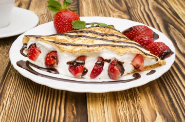 Krep muz ve çilek ahşap zemin, krep ile.