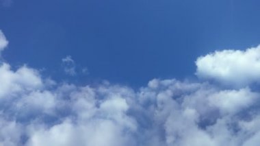 uçan bulutlarda, kamera hareketi Bulutların arasından