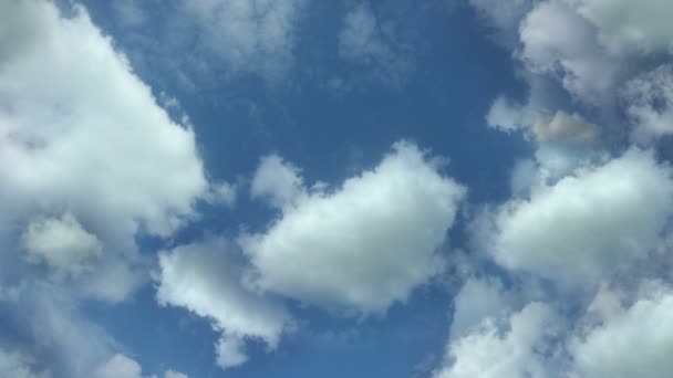 Volando en las nubes, movimiento de la cámara a través de las nubes — Vídeos de Stock