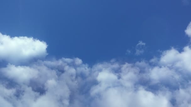 Volando en las nubes, movimiento de la cámara a través de las nubes — Vídeos de Stock