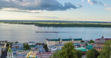 Nizhny Novgorod, Rusya. Zaman atlaması, Volga Nehri manzarası, Oka ve Volga kavşağı, Nizhny Novgorod oku, Oka 'nın ağzı.