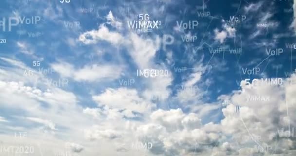 Πετούν στα σύννεφα, κίνηση της κάμερας μέσα από τα σύννεφα, πάροδο του χρόνου — Αρχείο Βίντεο