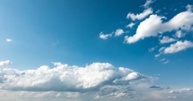 Mavi gökyüzü beyaz bulutlar, zaman atlamalı güzel temizlemek ufuk, havada cennet hızlı hareket, uzaklaşıyor, güneşli bir gün zaman.