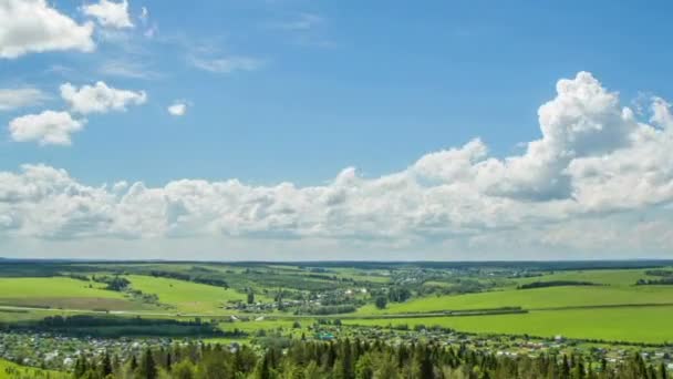 El tiempo pasa sobre un hermoso paisaje de verano, cambio de cámara en el espacio — Vídeo de stock