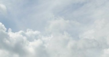 Zaman atlamalı bulutlar, kabarık haddeleme bulut hareket ediyor, lightnes bulutlar zaman atlamalı beyaz. 4k beyaz bulutlar mavi gökyüzü ile Timelapse