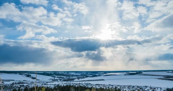 Nubes de lapso de tiempo, nubes hinchadas rodantes se mueven, nubes blancas de rayos lapso de tiempo. 4k Timelapse de nubes blancas con lazo de vídeo cielo azul — Vídeos de Stock