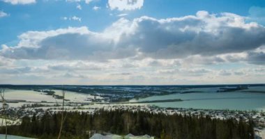 Bir yaz manzara, güzel bir gökyüzü bulutlu çubuktaki yılın zaman içinde değişen sahne üzerine zaman atlamalı kış manzara dönüşüyor.