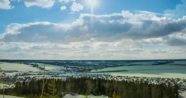 El lapso de tiempo del paisaje invernal se convierte en un paisaje de verano, un hermoso cielo con nubes que se mueven sobre el paisaje cambiando en la época del año . — Vídeos de Stock