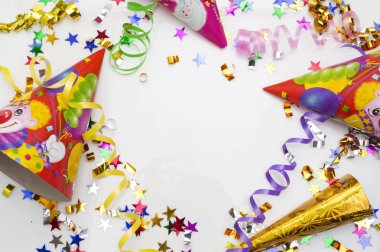 Karnaval parti için tebrik kartı. şapka ve beyaz zemin üzerine mumlar.