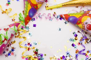 Karnaval parti için tebrik kartı. şapka ve beyaz zemin üzerine mumlar.