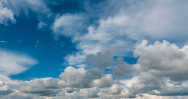 夏の風景、景色の年の時間を変更するのに移動する雲の美しい空に冬の風景の時間経過を回す. — ストック動画