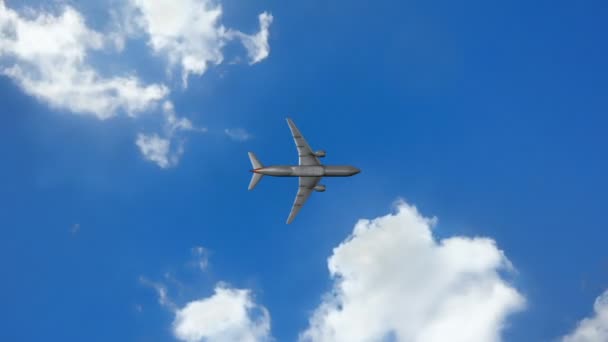 Cinemagraph, avion voler par jour ensoleillé ciel bleu. boucle vidéo, Time-lapse — Video