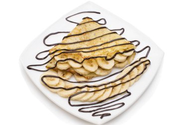 Krem çikolata ve beyaz arka plan üzerinde muz krep.