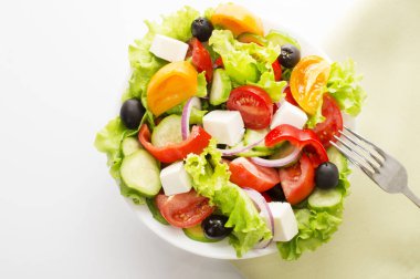 Taze sebze salatası beyaz arkaplanda izole edilmiş.