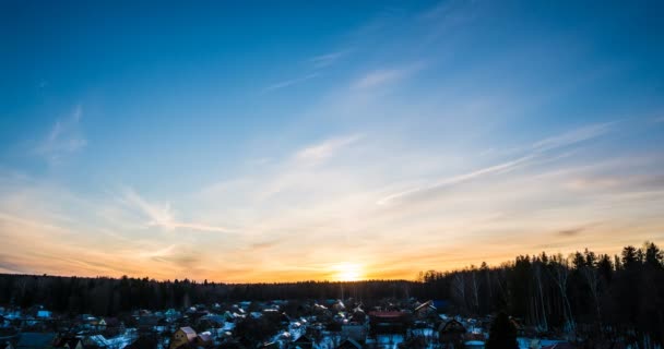 Zeitraffer bei Sonnenuntergang, Abendhimmel, Zirruswolken bei Sonnenuntergang, schöner Himmel. — Stockvideo