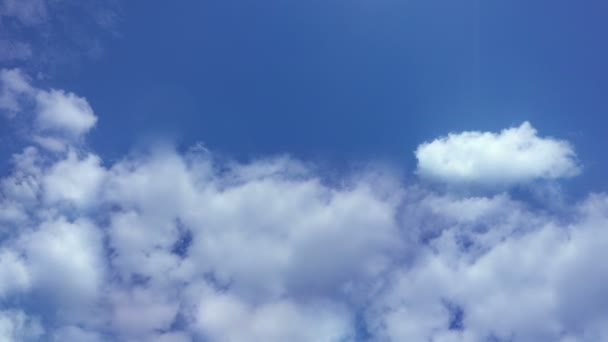 Πετούν στα σύννεφα, κίνηση της κάμερας μέσα από τα σύννεφα — Αρχείο Βίντεο