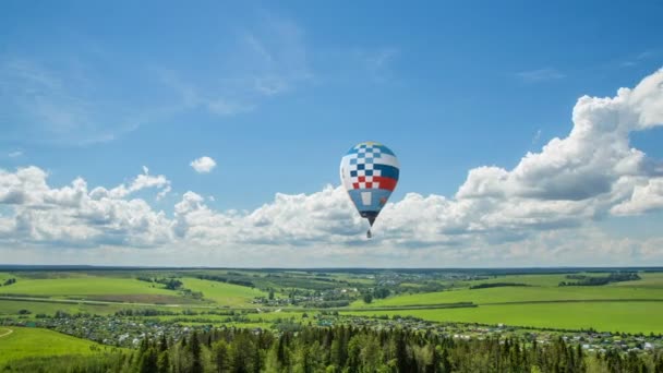 Nubes de lapso de tiempo en un hermoso paisaje de verano con un globo, bucle de vídeo — Vídeo de stock