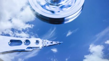 Cinemagraph, sabit disk sürücüsü, bulutların zaman aşımı, bulut depolama kavramı, video döngüsü yansıtılır