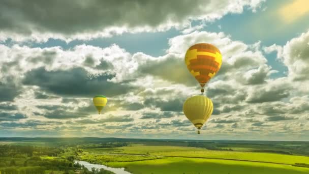 Nubes de lapso de tiempo en un hermoso paisaje de verano con un globo, bucle de vídeo — Vídeos de Stock