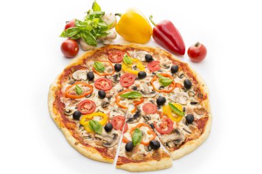 Lezzetli İtalyan pizza kaldırdı 1 göl kenarında beyaz arka plan üzerinde dilim. Jambon, biber ve zeytin pizza