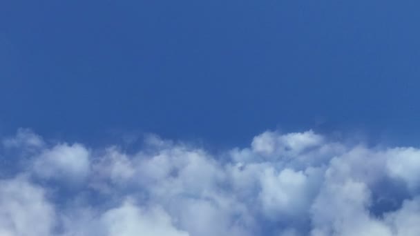 Fliegen in den Wolken, Kamerafahrt durch die Wolken — Stockvideo