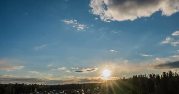 4k lapso de tiempo, nubes al atardecer, hermosa puesta de sol de primavera — Vídeo de stock