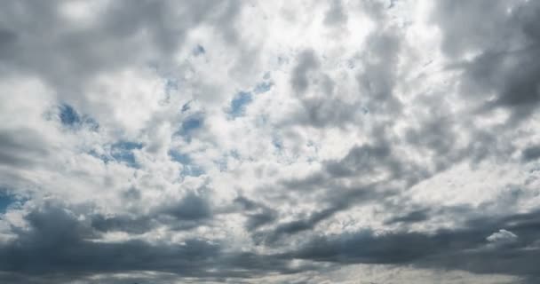 Nuvens cumulus voadoras, belas nuvens lapso de tempo, loop de vídeo, 4k — Vídeo de Stock