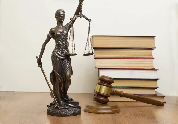 Statue der Gerechtigkeit, Richter hämmern hinter Büchern auf einen Holztisch — Stockfoto